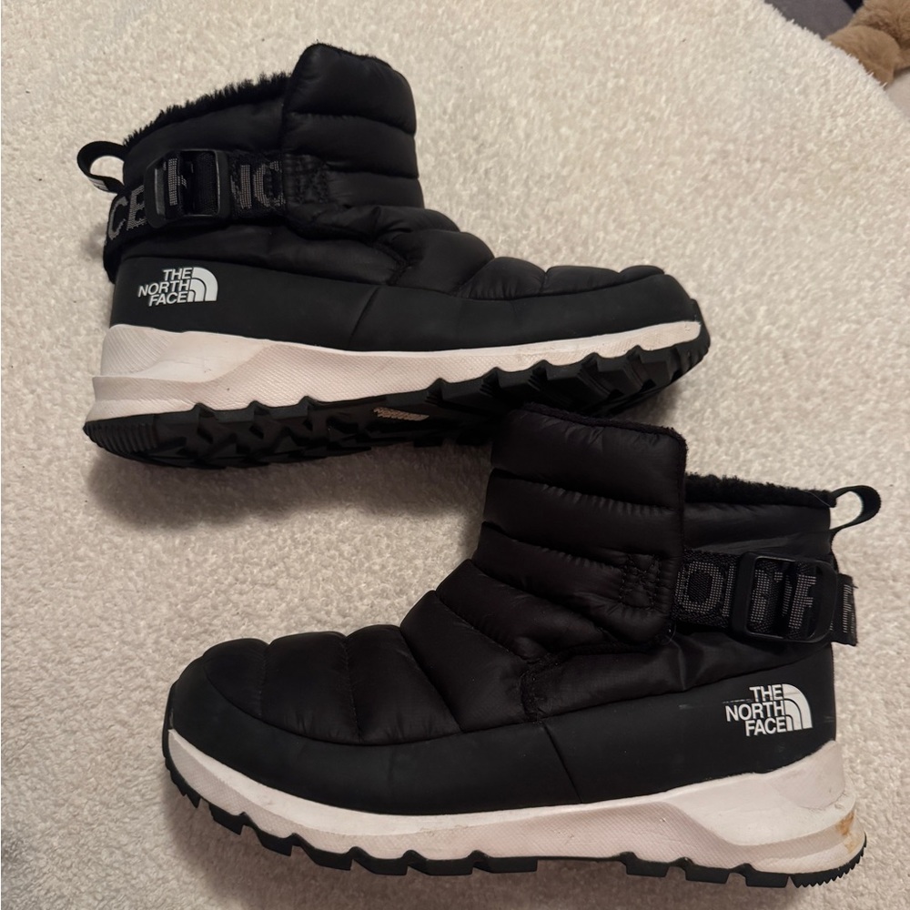 The North Face Black Puffer' Winter Boots with White Soles